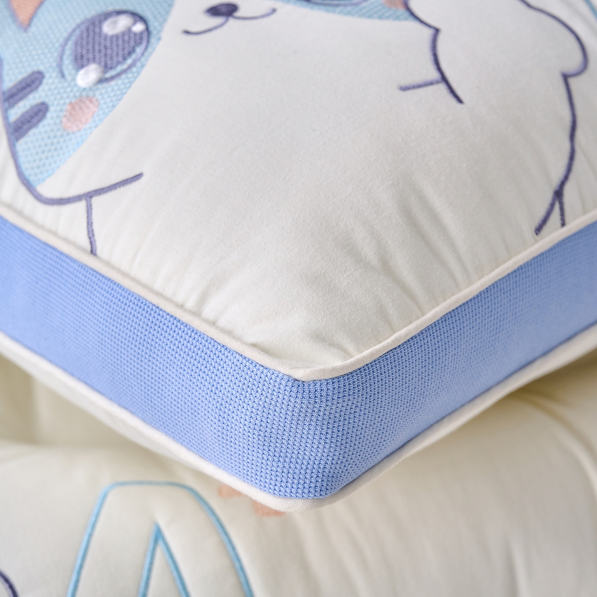 91家纺网 家纺一手货源 找家纺 鼎晟纺 2025新款全棉小奶猫亲子枕儿童学生枕头成人枕芯 蓝色小奶猫学生款-一对装