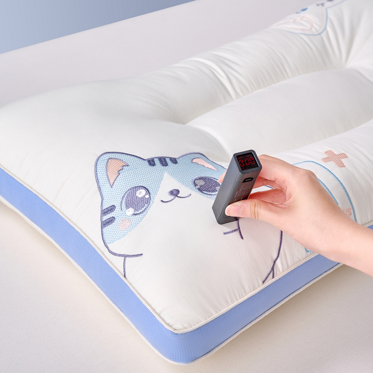 91家纺网 家纺一手货源 找家纺 鼎晟纺 2025新款全棉小奶猫亲子枕儿童学生枕头成人枕芯 蓝色小奶猫成人款-单只装