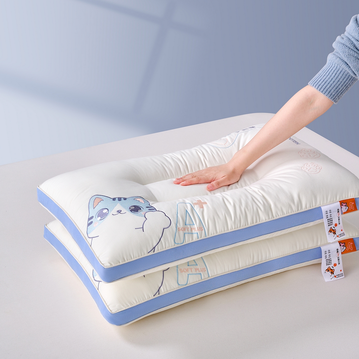 91家纺网 家纺一手货源 找家纺 鼎晟纺 2025新款全棉小奶猫亲子枕儿童学生枕头成人枕芯 蓝色小奶猫成人款-单只装