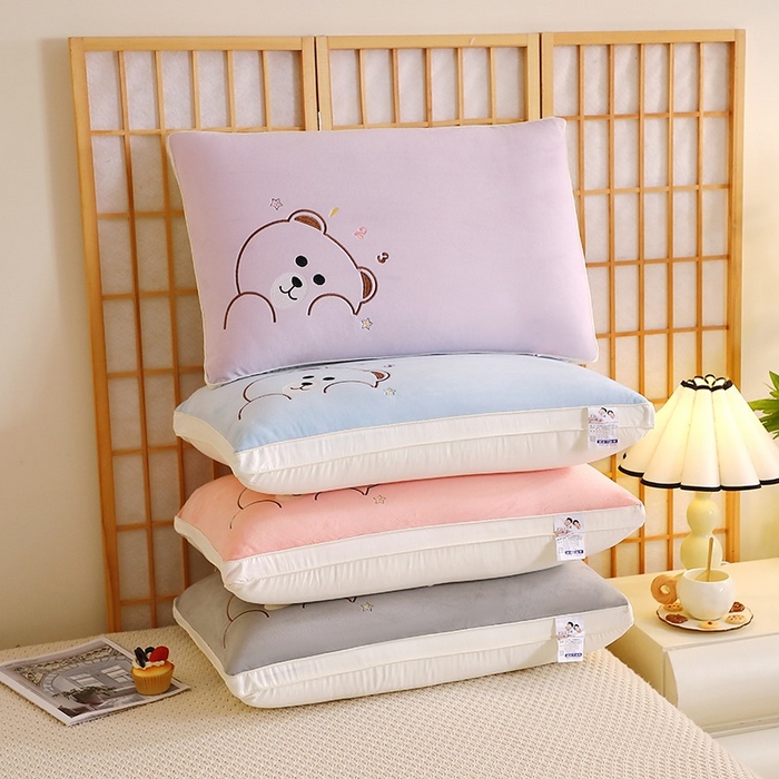 91家纺网 家纺一手货源 找家纺 佳尚枕芯 2025新款新品宝宝绒可爱卡通枕枕头枕芯-顽皮熊 组合图仅供展示不可下单