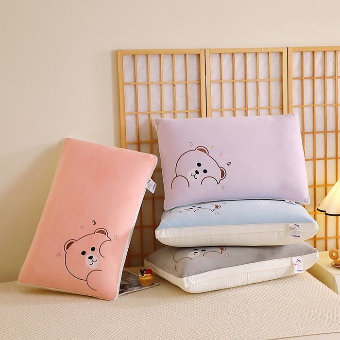 91家纺网 家纺一手货源 找家纺 佳尚枕芯 2025新款新品宝宝绒可爱卡通枕枕头枕芯-顽皮熊 组合图仅供展示不可下单