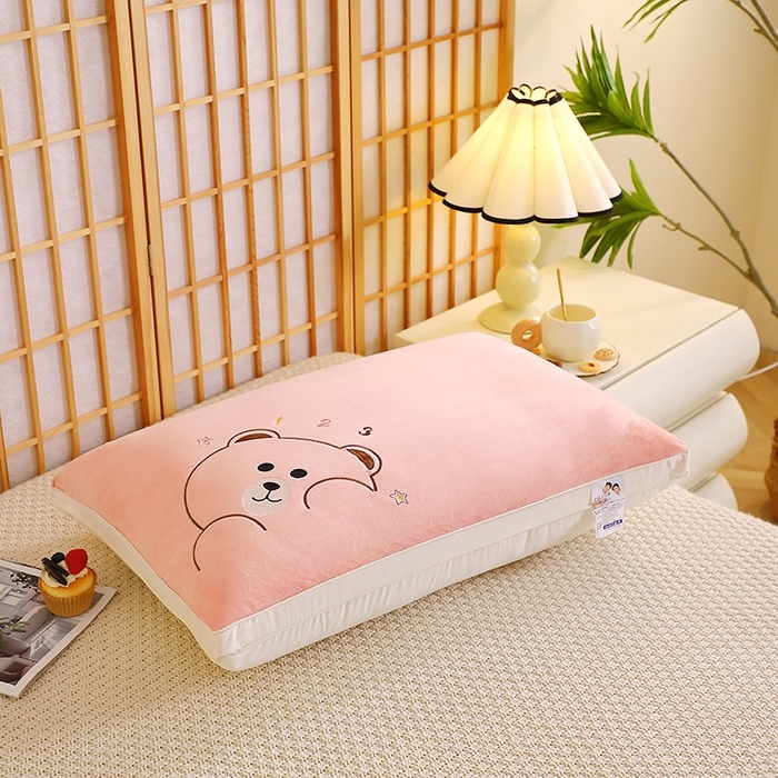 91家纺网 家纺一手货源 找家纺 佳尚枕芯 2025新款新品宝宝绒可爱卡通枕枕头枕芯-顽皮熊 宝宝绒顽皮熊-粉色