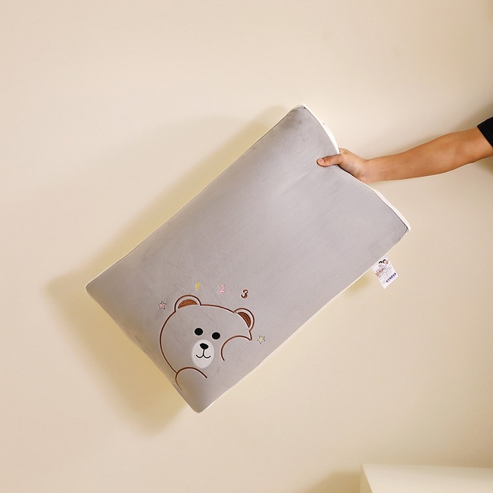 91家纺网 家纺一手货源 找家纺 佳尚枕芯 2025新款新品宝宝绒可爱卡通枕枕头枕芯-顽皮熊 宝宝绒顽皮熊-灰色