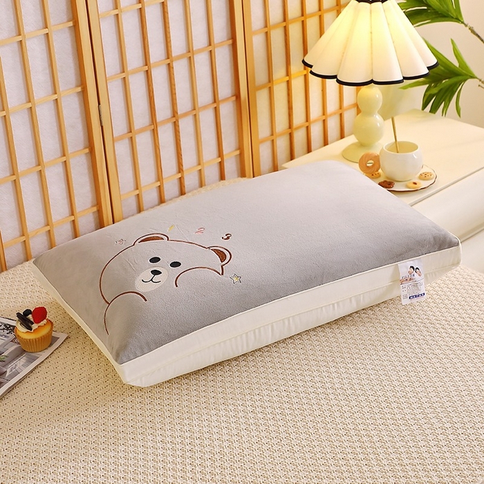 91家纺网 家纺一手货源 找家纺 佳尚枕芯 2025新款新品宝宝绒可爱卡通枕枕头枕芯-顽皮熊 宝宝绒顽皮熊-灰色