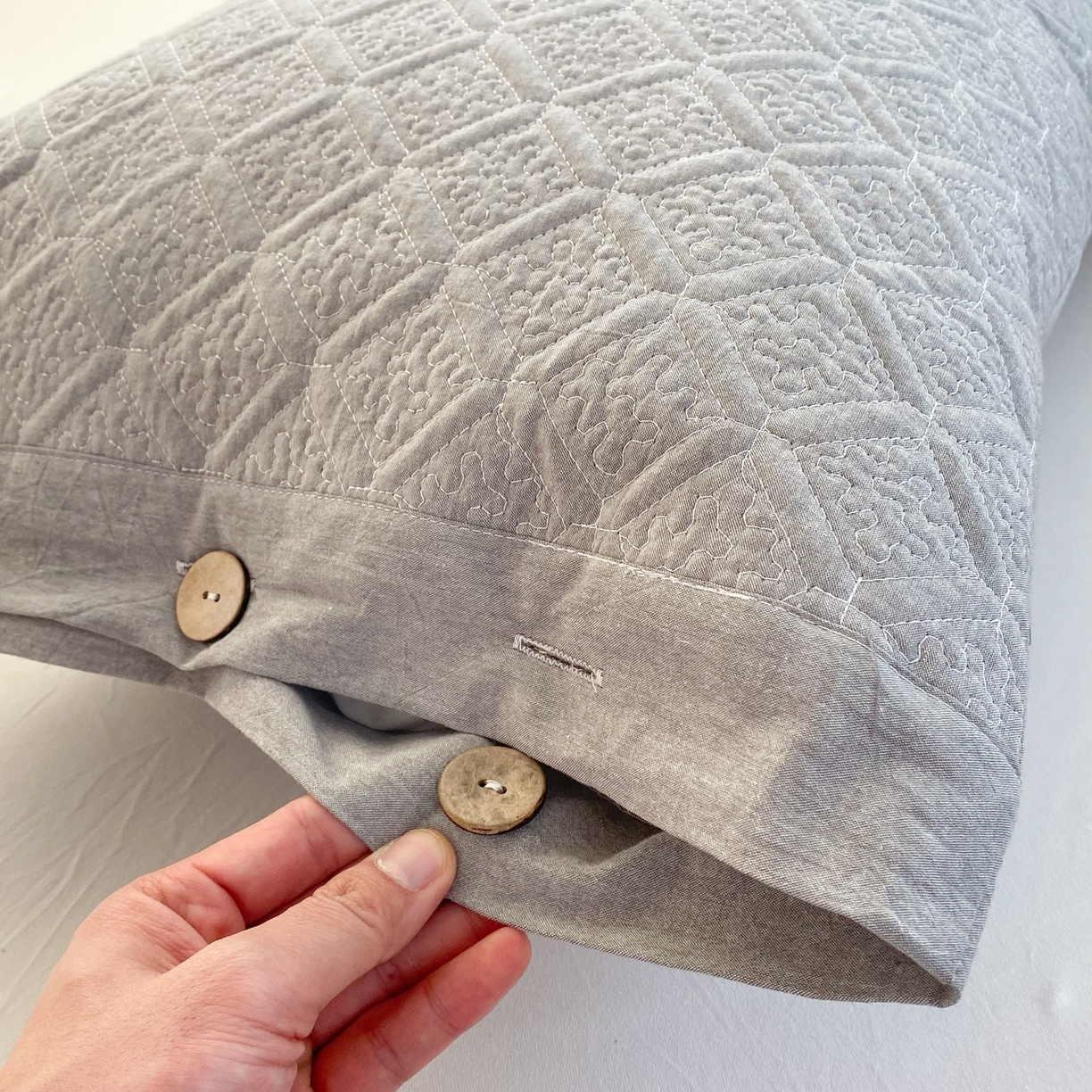 91家纺网 家纺一手货源 找家纺 （总）美宜家 2026新款全棉枕头套高密色织水洗加棉绗缝高端纯色枕套