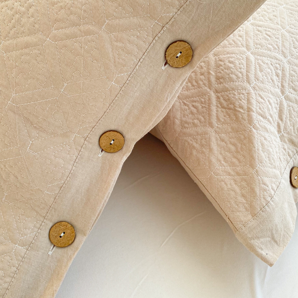 91家纺网 家纺一手货源 找家纺 美宜家 2026新款全棉枕头套高密色织水洗加棉绗缝高端纯色枕套 极简米其