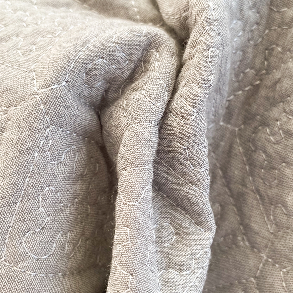 91家纺网 家纺一手货源 找家纺 美宜家 2026新款全棉枕头套高密色织水洗加棉绗缝高端纯色枕套 极简山灰