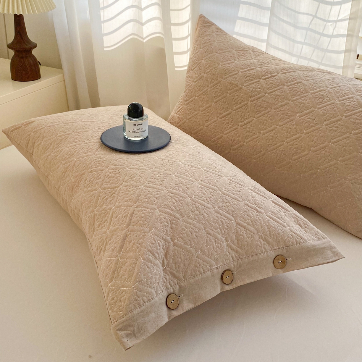 91家纺网 家纺一手货源 找家纺 美宜家 2026新款全棉枕头套高密色织水洗加棉绗缝高端纯色枕套 极简米其