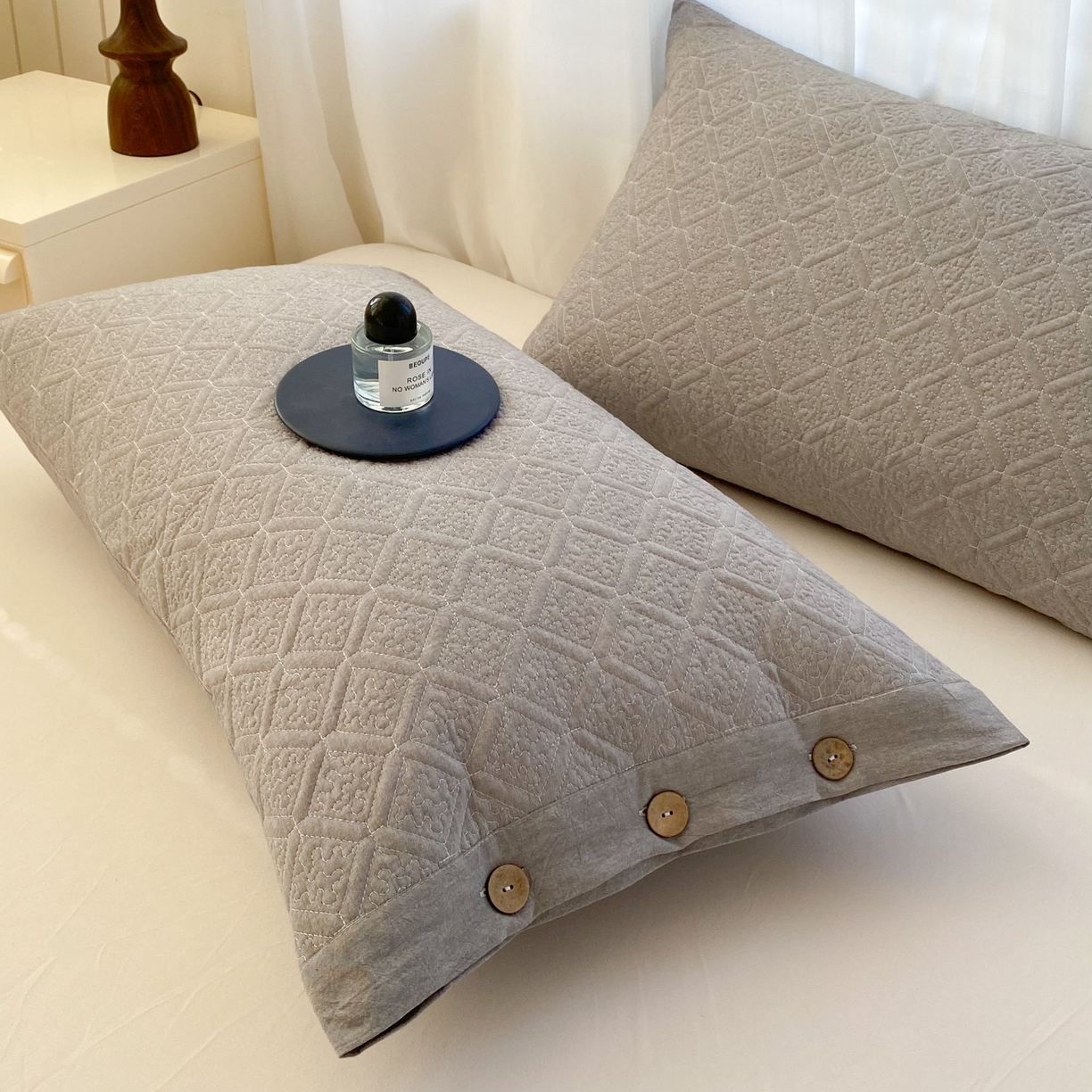 91家纺网 家纺一手货源 找家纺 美宜家 2026新款全棉枕头套高密色织水洗加棉绗缝高端纯色枕套 极简山灰