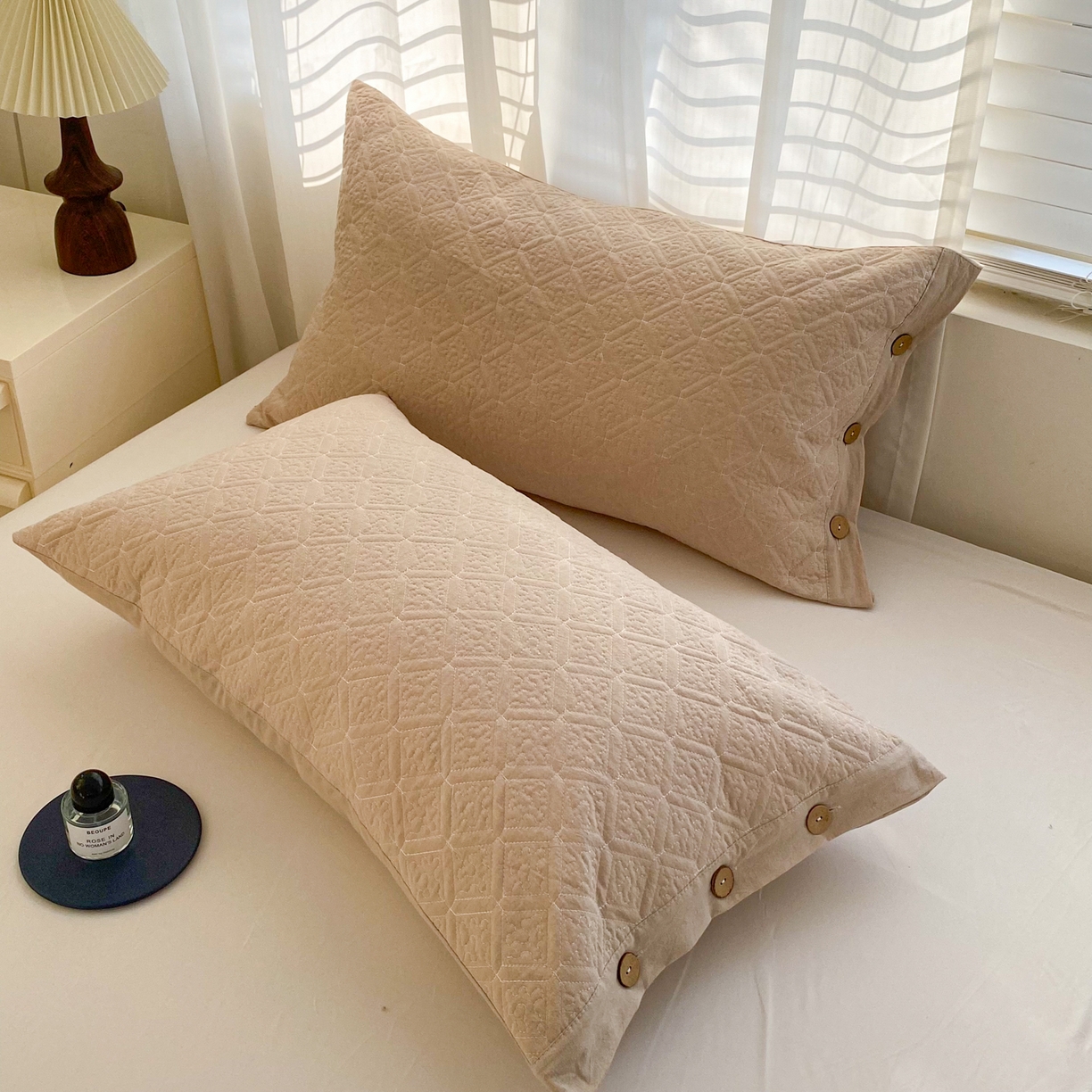 91家纺网 家纺一手货源 找家纺 美宜家 2026新款全棉枕头套高密色织水洗加棉绗缝高端纯色枕套 极简米其