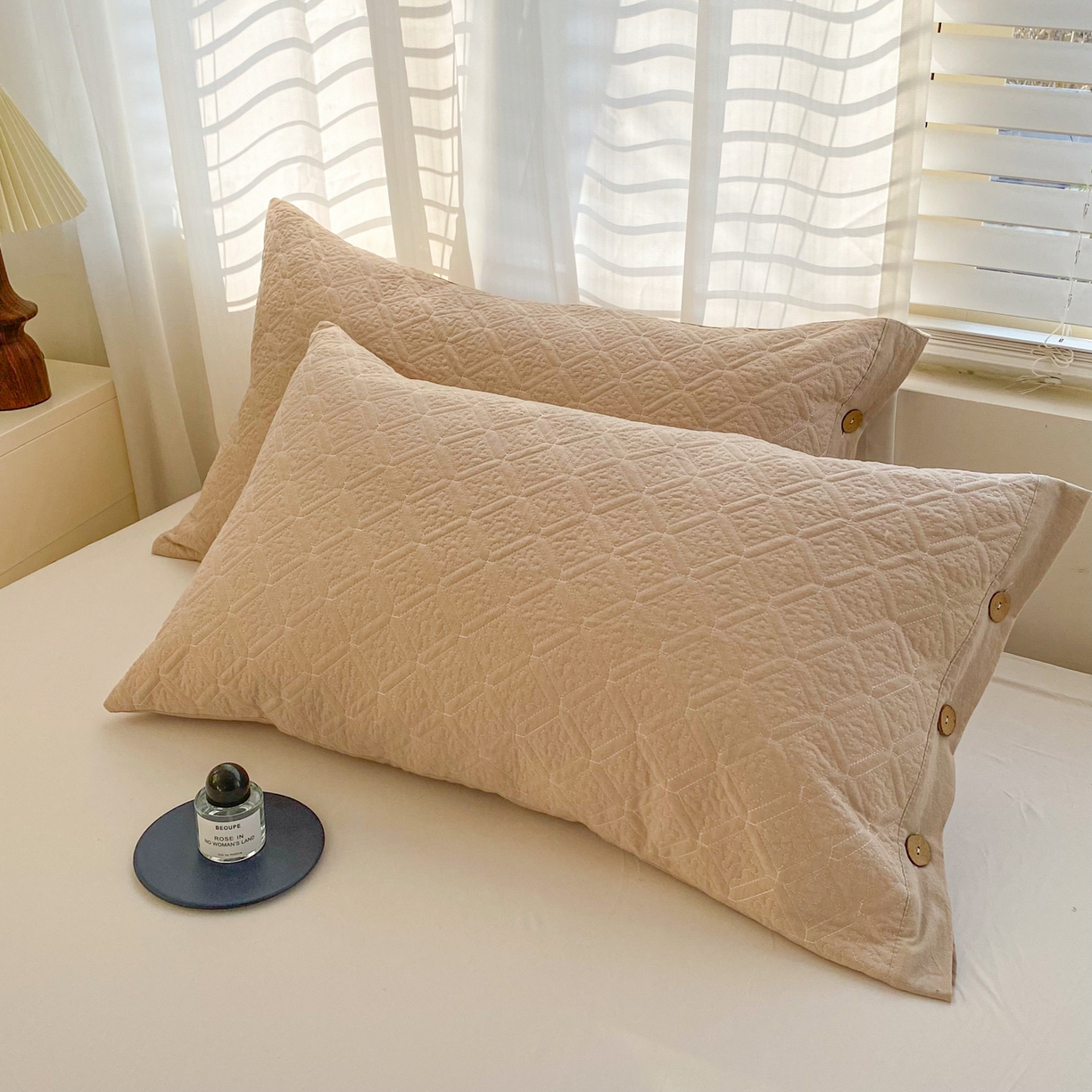 91家纺网 家纺一手货源 找家纺 美宜家 2026新款全棉枕头套高密色织水洗加棉绗缝高端纯色枕套 极简米其