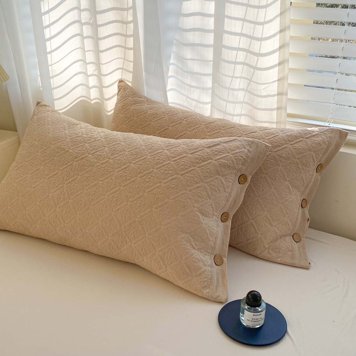 91家纺网 家纺一手货源 找家纺 美宜家 2026新款全棉枕头套高密色织水洗加棉绗缝高端纯色枕套 极简米其