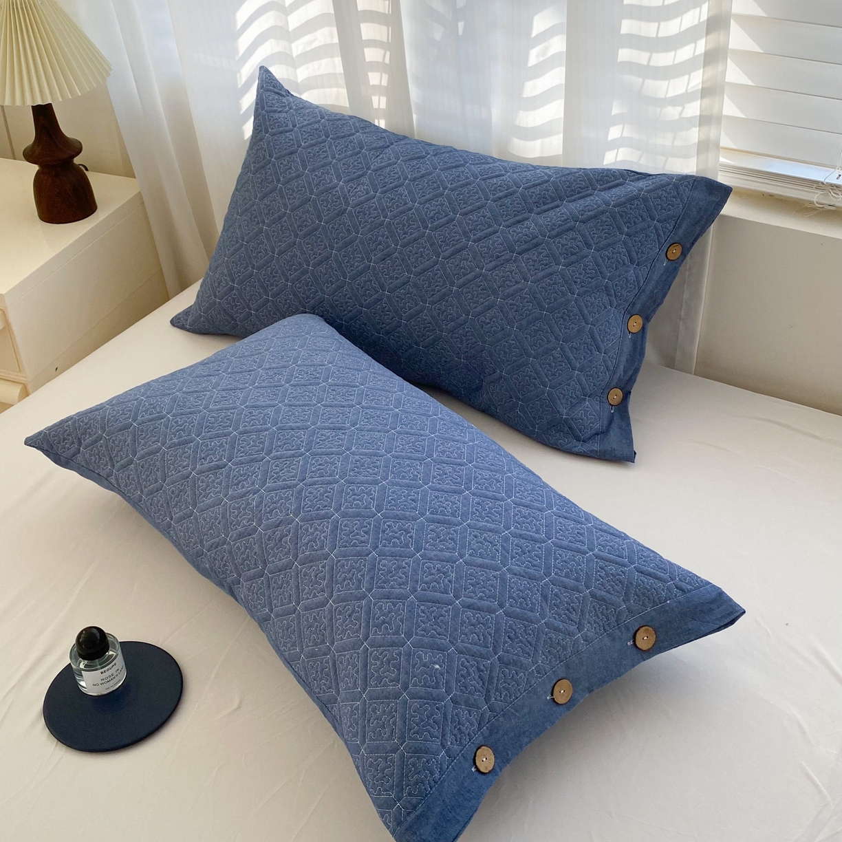 91家纺网 家纺一手货源 找家纺 美宜家 2026新款全棉枕头套高密色织水洗加棉绗缝高端纯色枕套 极简仔兰