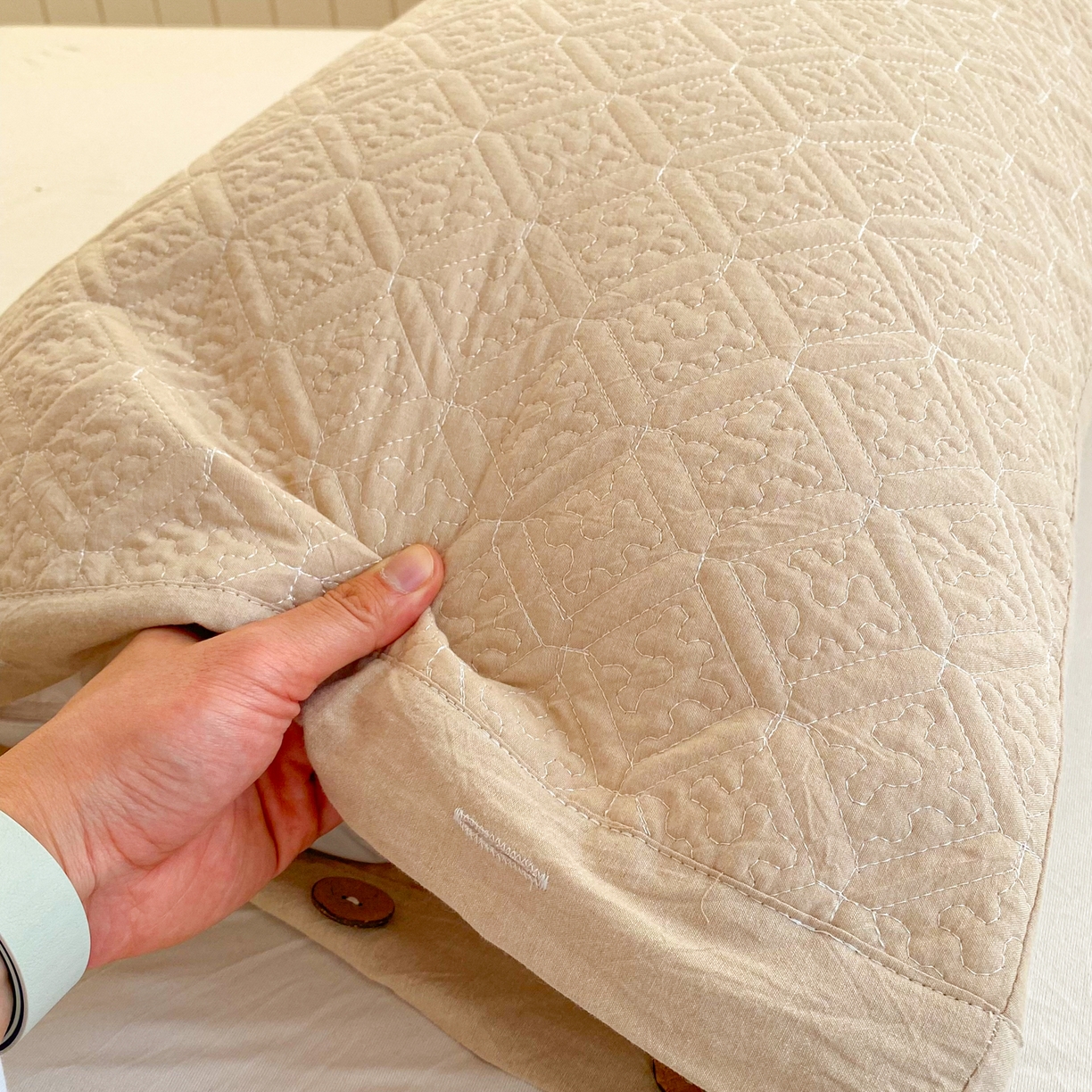 91家纺网 家纺一手货源 找家纺 美宜家 2026新款全棉枕头套高密色织水洗加棉绗缝高端纯色枕套 极简米其