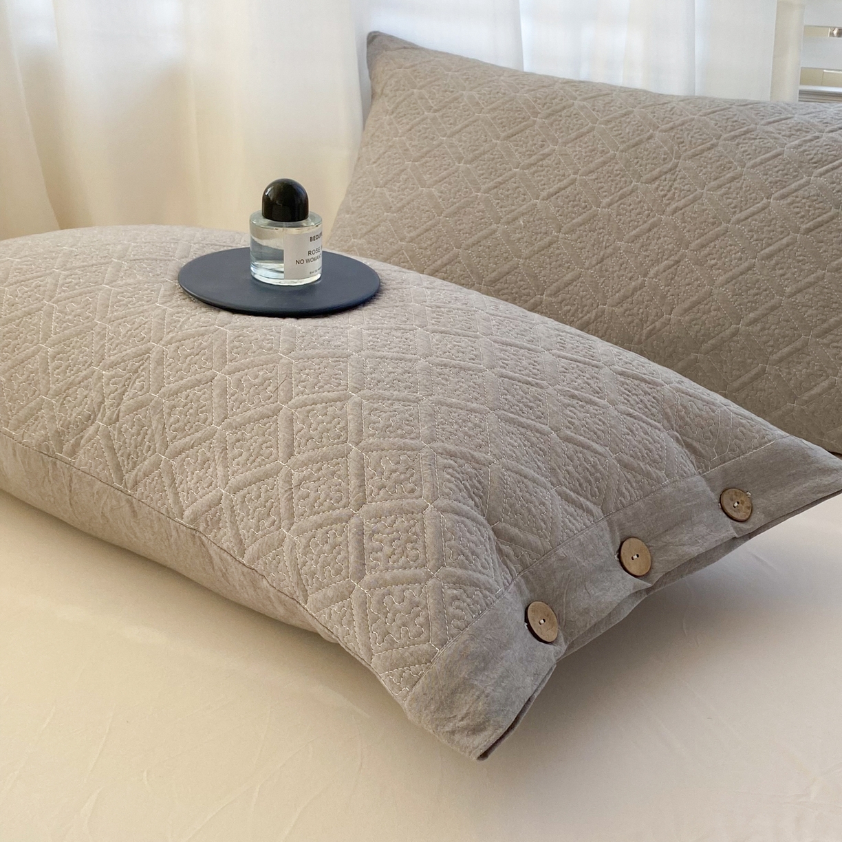 91家纺网 家纺一手货源 找家纺 美宜家 2026新款全棉枕头套高密色织水洗加棉绗缝高端纯色枕套 极简山灰