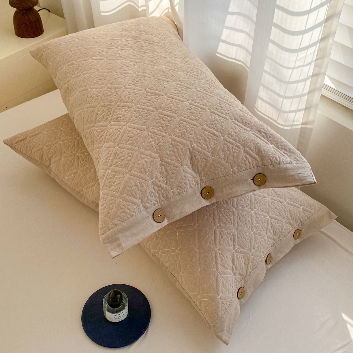 91家纺网 家纺一手货源 找家纺 美宜家 2026新款全棉枕头套高密色织水洗加棉绗缝高端纯色枕套 极简米其