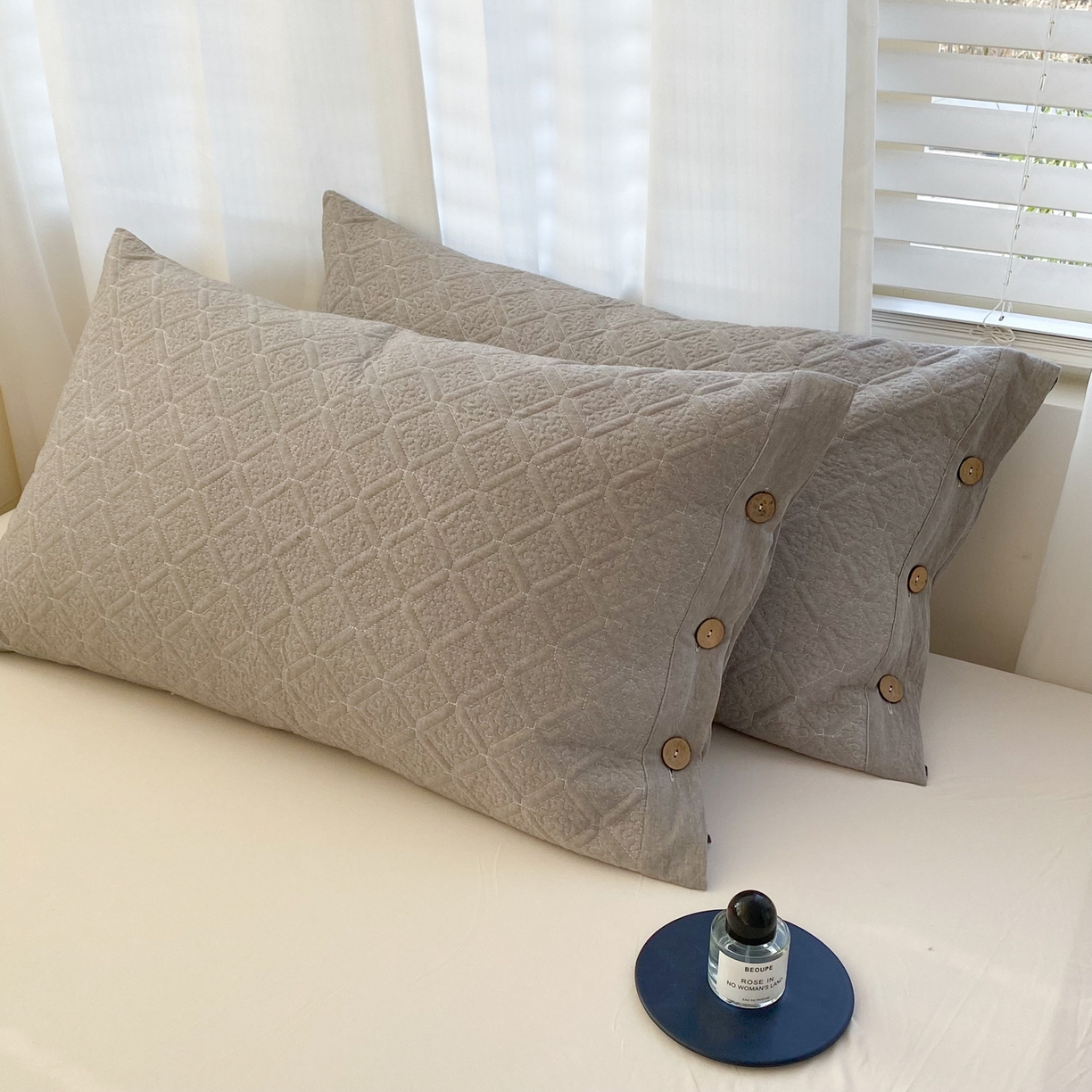 91家纺网 家纺一手货源 找家纺 美宜家 2026新款全棉枕头套高密色织水洗加棉绗缝高端纯色枕套 极简山灰