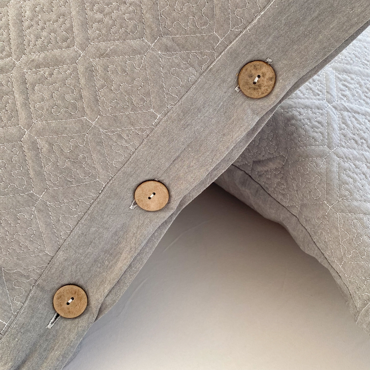 91家纺网 家纺一手货源 找家纺 （总）美宜家 2026新款全棉枕头套高密色织水洗加棉绗缝高端纯色枕套