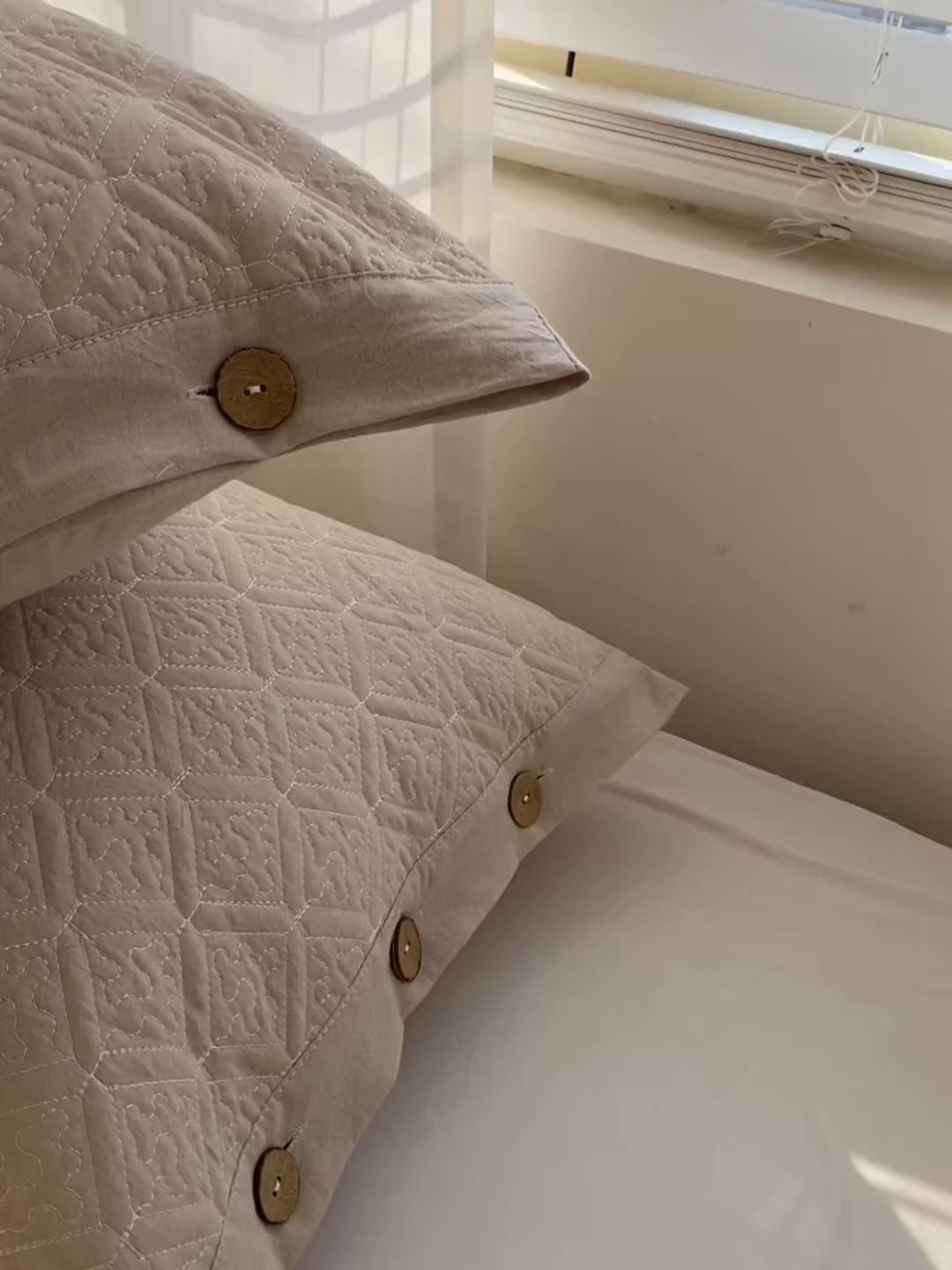 91家纺网 家纺一手货源 找家纺 美宜家 2026新款全棉枕头套高密色织水洗加棉绗缝高端纯色枕套 极简米其