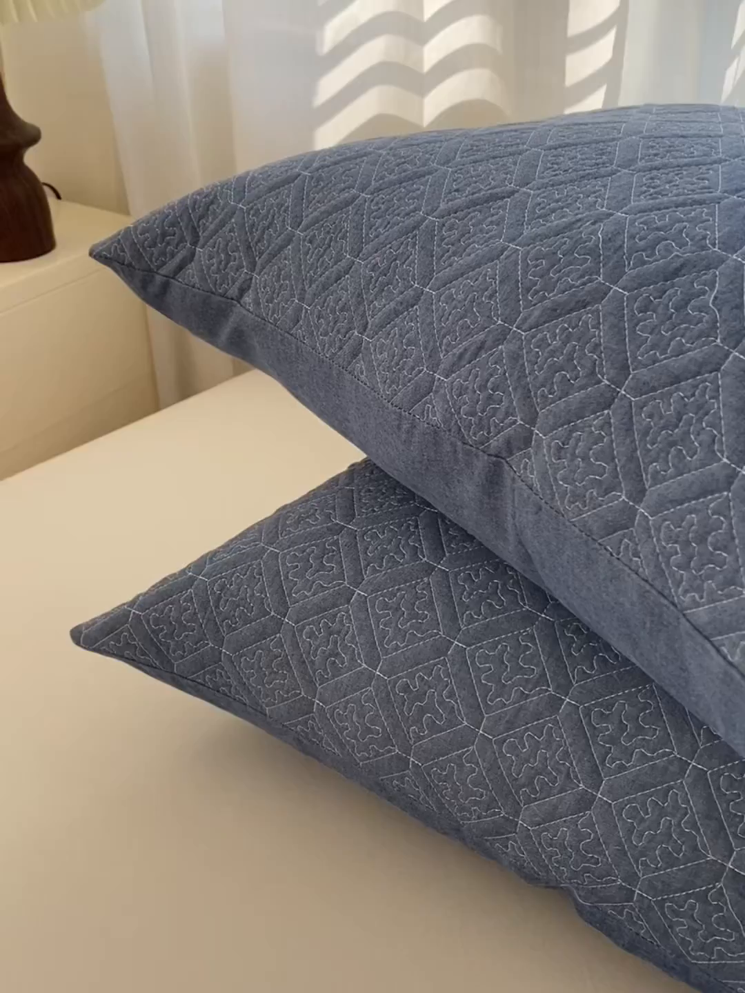 91家纺网 家纺一手货源 找家纺 美宜家 2026新款全棉枕头套高密色织水洗加棉绗缝高端纯色枕套 极简仔兰