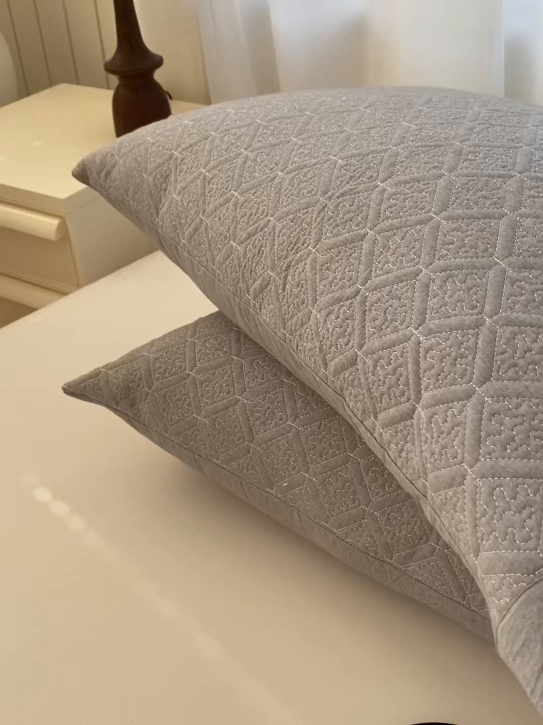 91家纺网 家纺一手货源 找家纺 美宜家 2026新款全棉枕头套高密色织水洗加棉绗缝高端纯色枕套 极简山灰