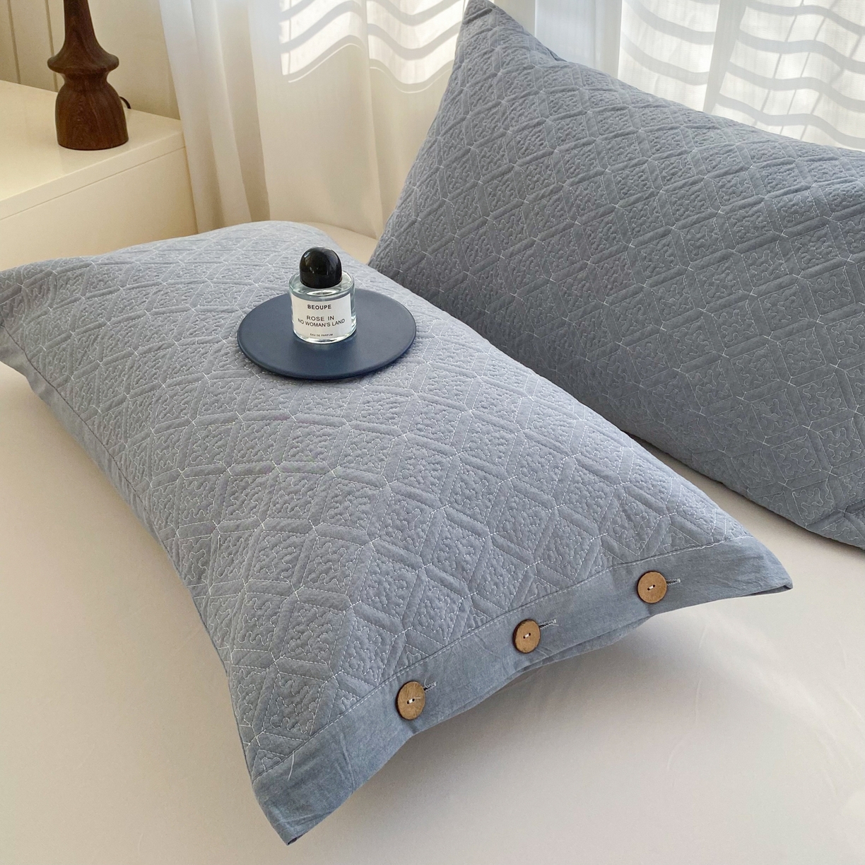 91家纺网 家纺一手货源 找家纺 美宜家 2026新款全棉枕头套高密色织水洗加棉绗缝高端纯色枕套 极简兰灰