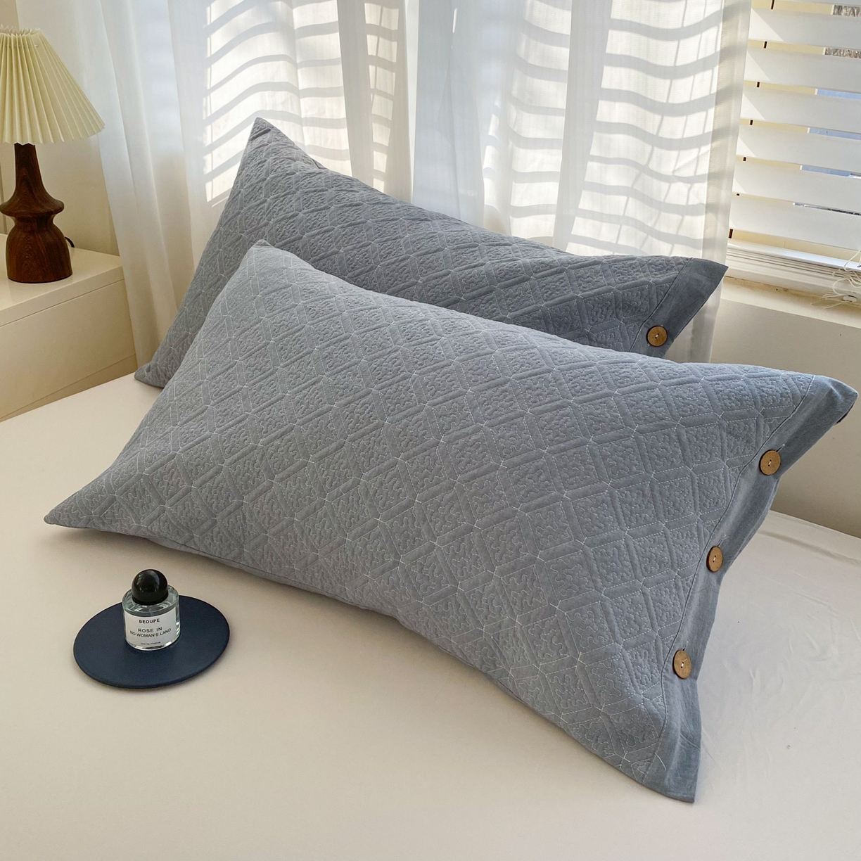 91家纺网 家纺一手货源 找家纺 美宜家 2026新款全棉枕头套高密色织水洗加棉绗缝高端纯色枕套 极简兰灰