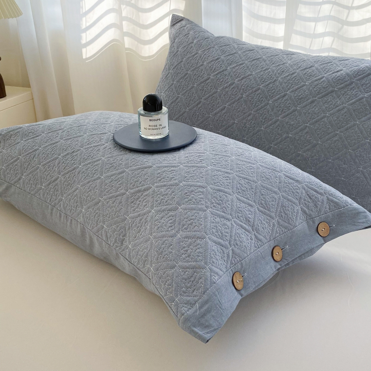 91家纺网 家纺一手货源 找家纺 美宜家 2026新款全棉枕头套高密色织水洗加棉绗缝高端纯色枕套 极简兰灰