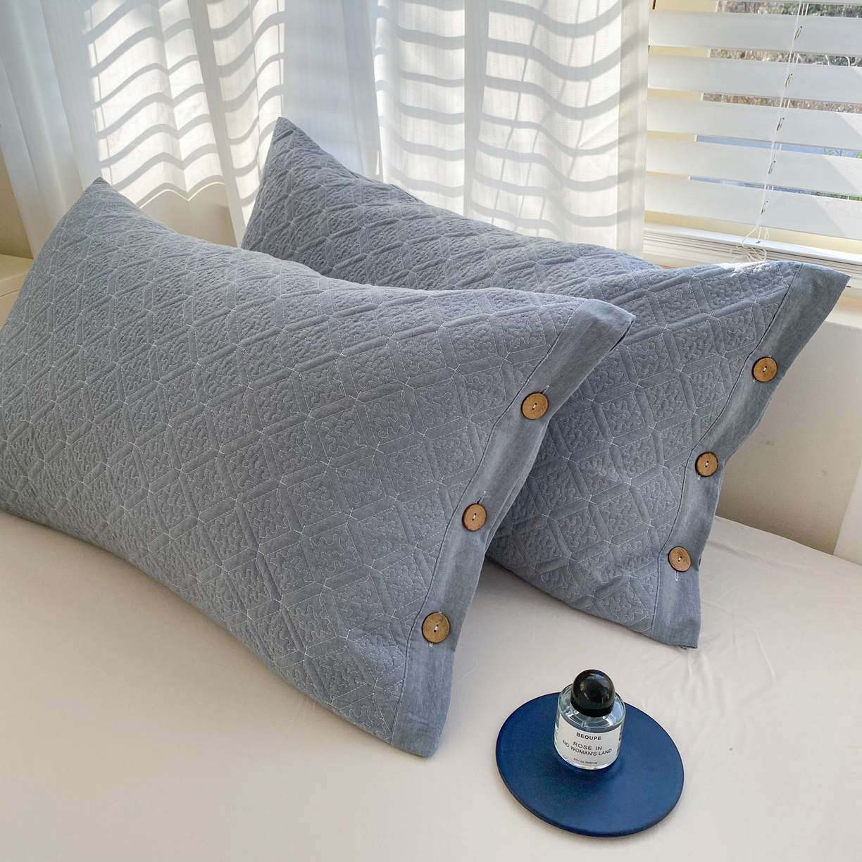 91家纺网 家纺一手货源 找家纺 美宜家 2026新款全棉枕头套高密色织水洗加棉绗缝高端纯色枕套 极简兰灰