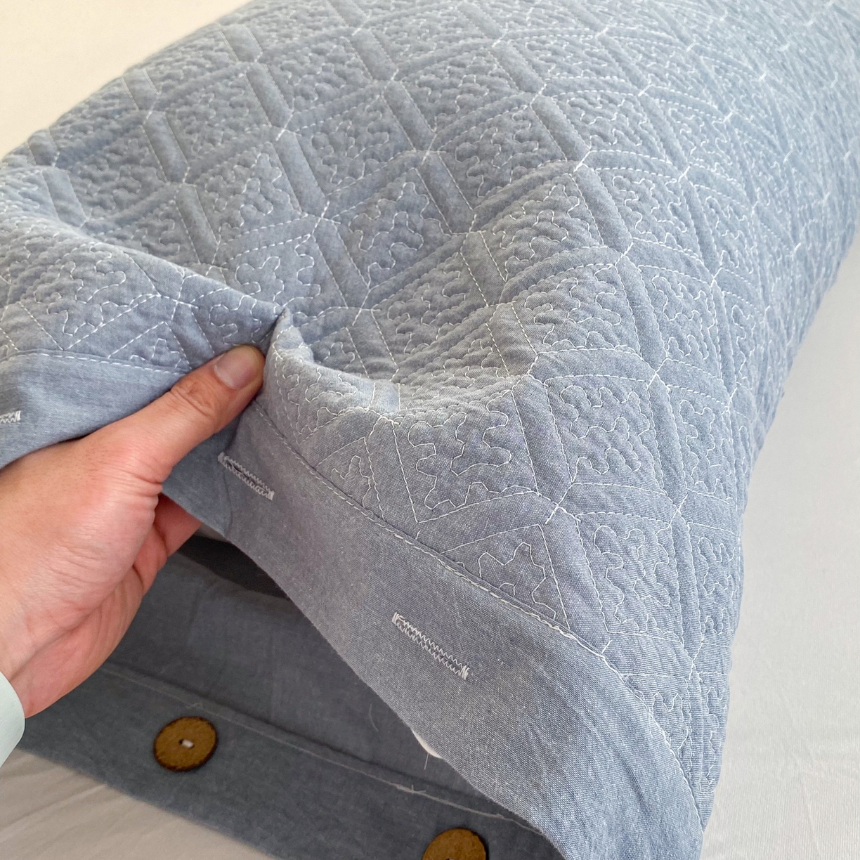 91家纺网 家纺一手货源 找家纺 美宜家 2026新款全棉枕头套高密色织水洗加棉绗缝高端纯色枕套 极简兰灰