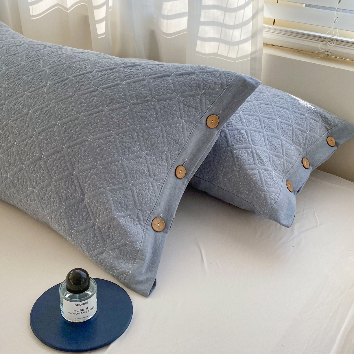 91家纺网 家纺一手货源 找家纺 美宜家 2026新款全棉枕头套高密色织水洗加棉绗缝高端纯色枕套 极简兰灰