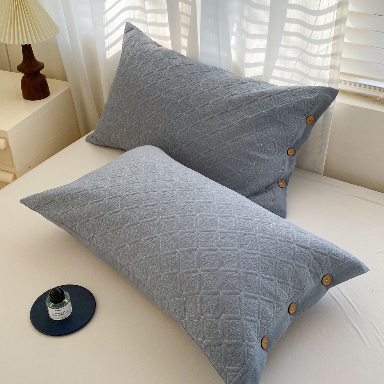 91家纺网 家纺一手货源 找家纺 美宜家 2026新款全棉枕头套高密色织水洗加棉绗缝高端纯色枕套 极简兰灰