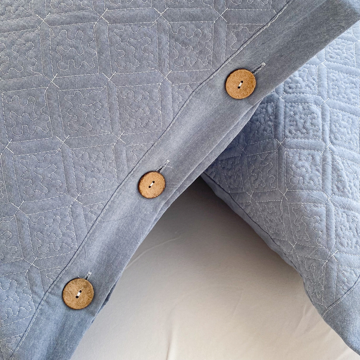 91家纺网 家纺一手货源 找家纺 美宜家 2026新款全棉枕头套高密色织水洗加棉绗缝高端纯色枕套 极简兰灰