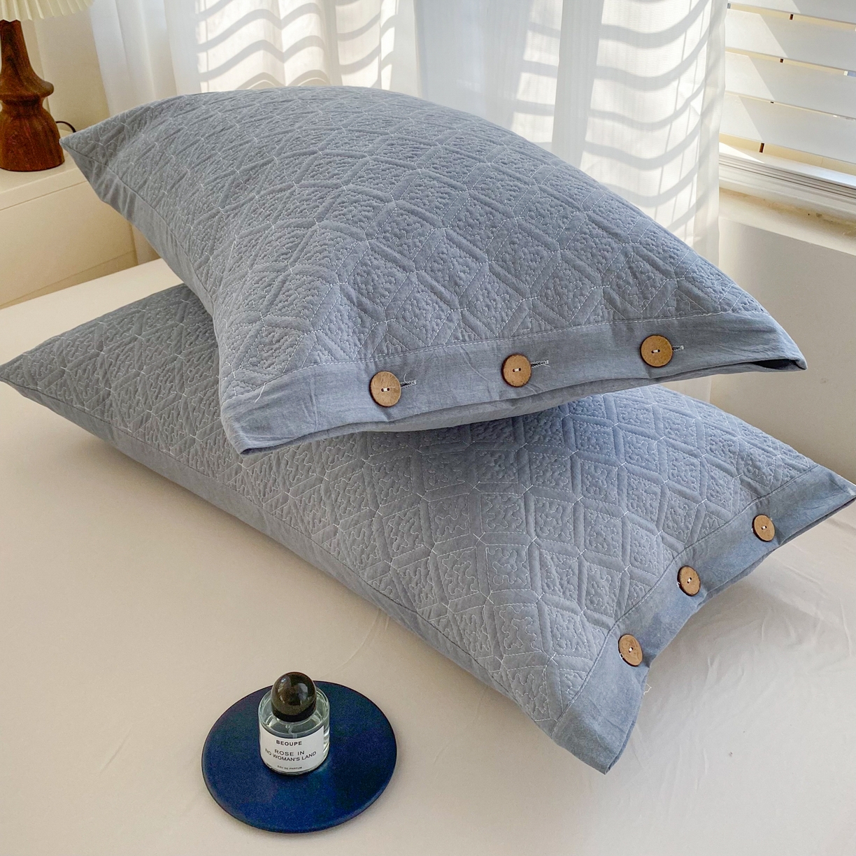 91家纺网 家纺一手货源 找家纺 美宜家 2026新款全棉枕头套高密色织水洗加棉绗缝高端纯色枕套 极简兰灰