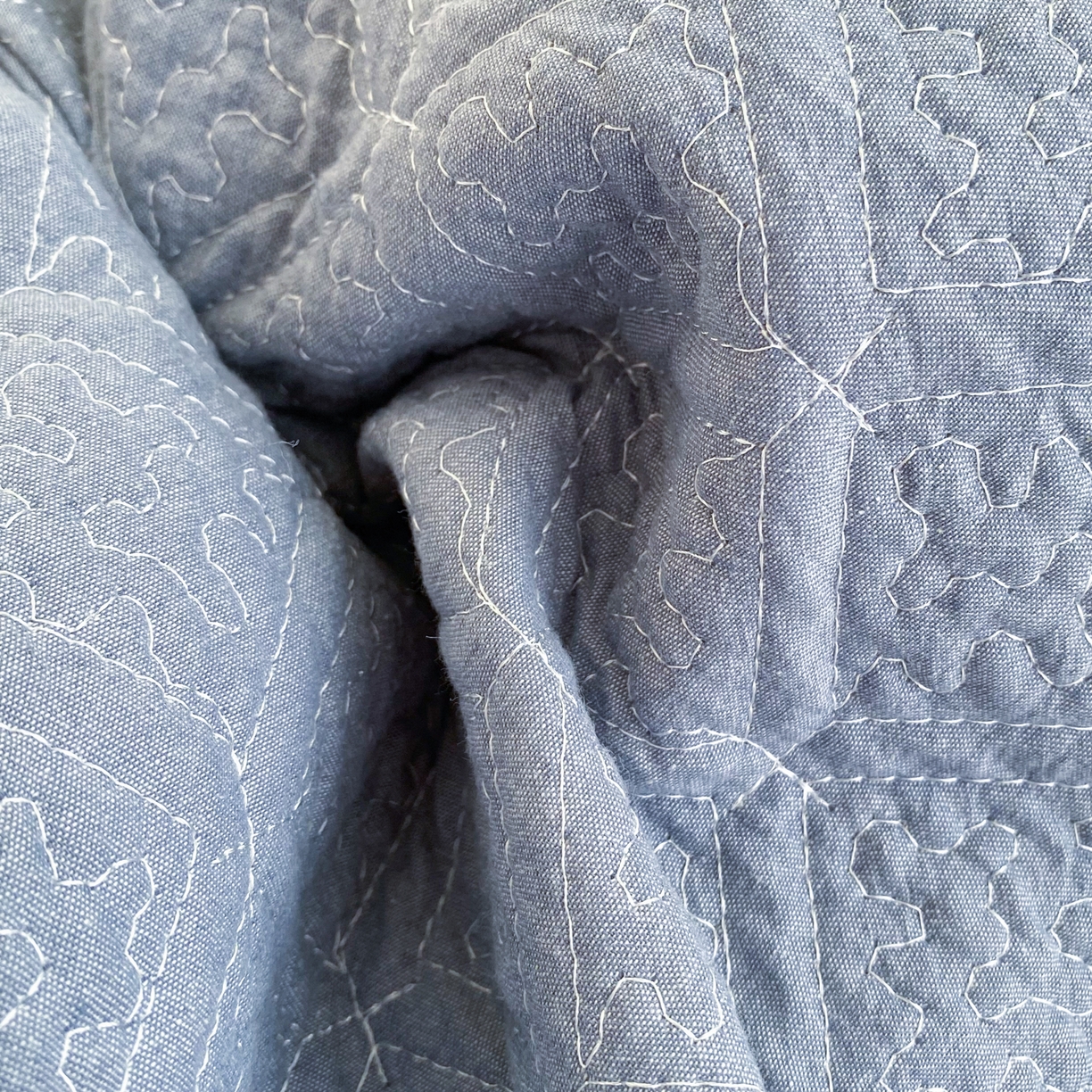 91家纺网 家纺一手货源 找家纺 美宜家 2026新款全棉枕头套高密色织水洗加棉绗缝高端纯色枕套 极简兰灰