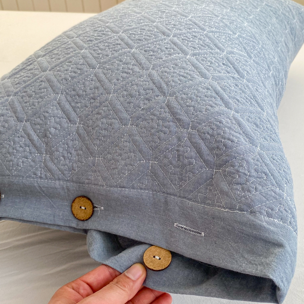 91家纺网 家纺一手货源 找家纺 美宜家 2026新款全棉枕头套高密色织水洗加棉绗缝高端纯色枕套 极简兰灰