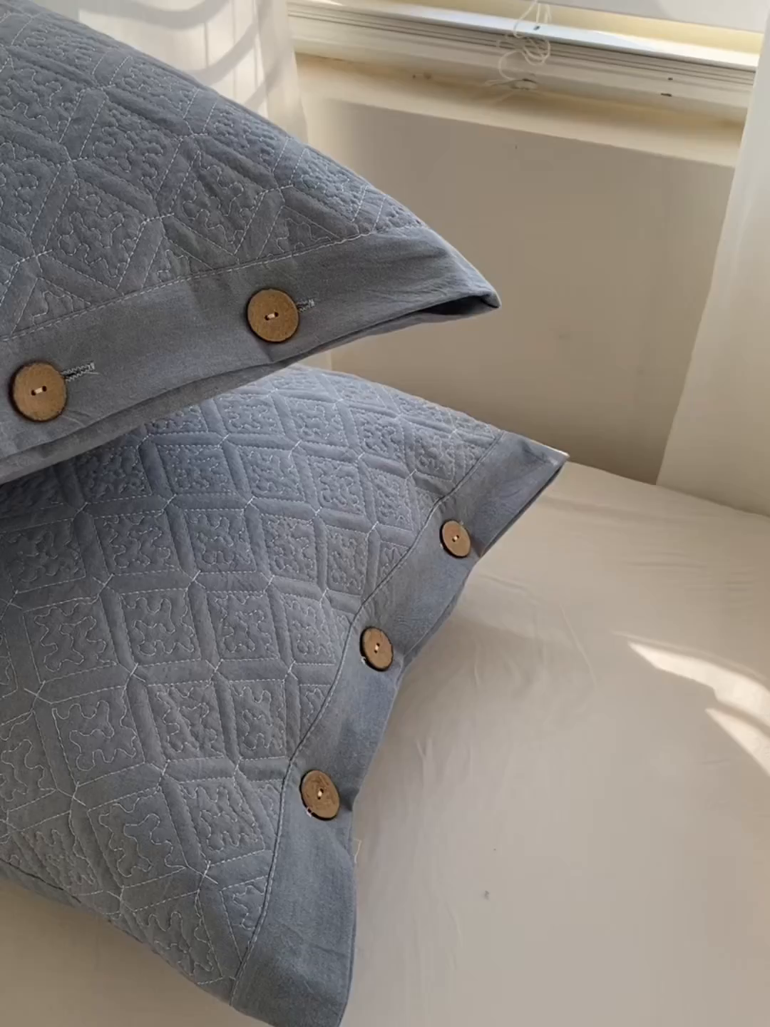 91家纺网 家纺一手货源 找家纺 美宜家 2026新款全棉枕头套高密色织水洗加棉绗缝高端纯色枕套 极简兰灰