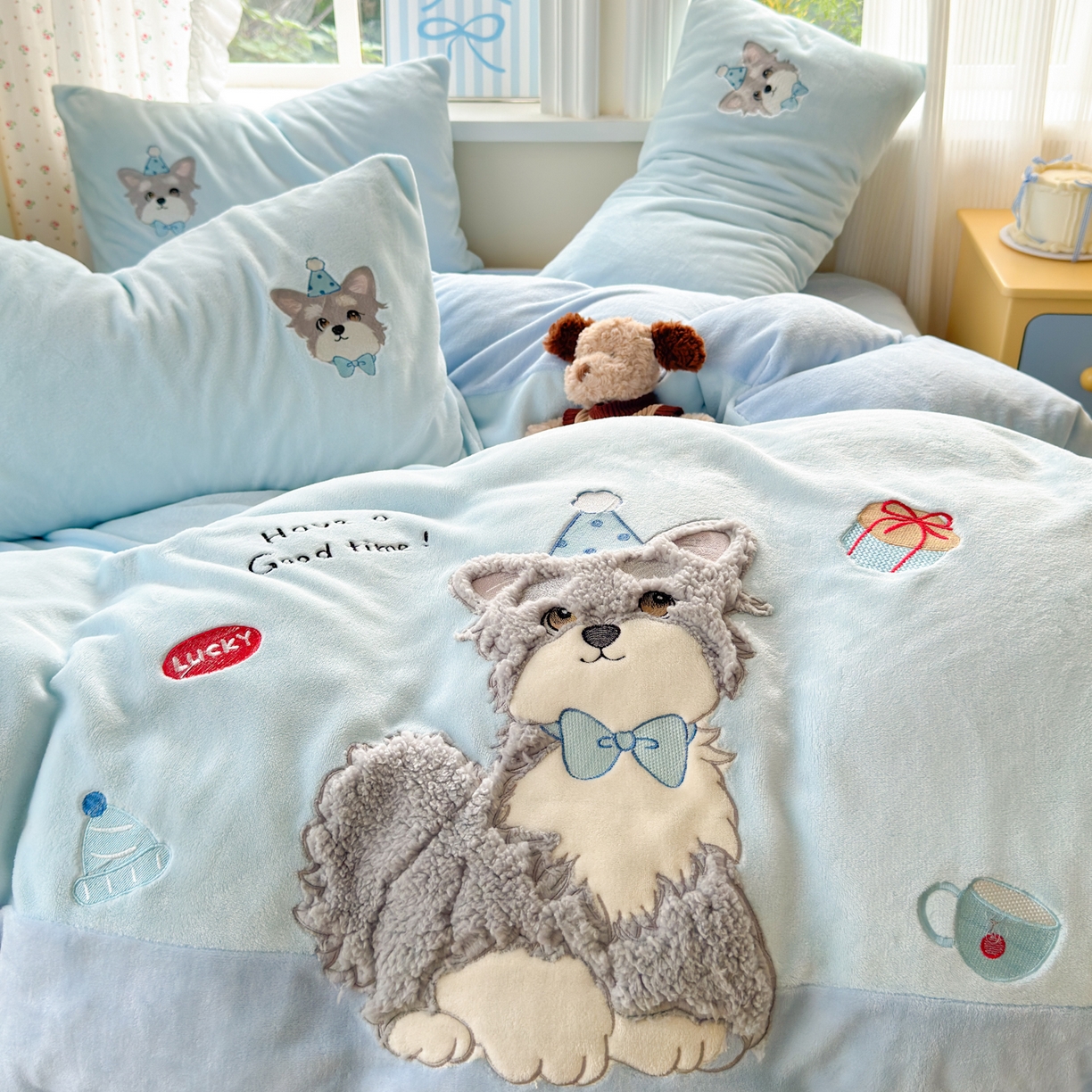 91家纺网 家纺一手货源 找家纺 卡诗兰 2025新款贴布绣牛奶绒四件套 查理狗