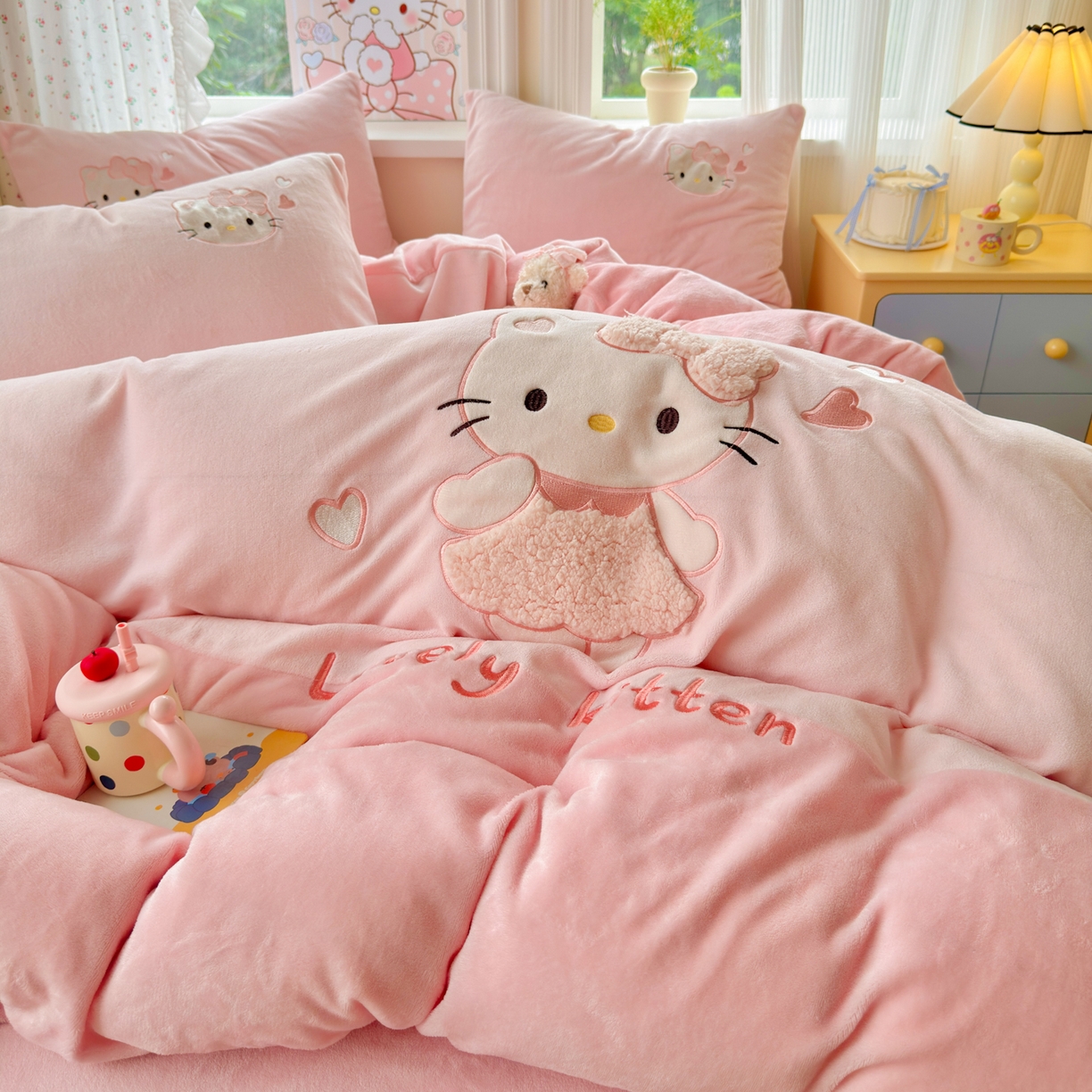 91家纺网 家纺一手货源 找家纺 卡诗兰 2025新款贴布绣牛奶绒四件套 粉糯kitty