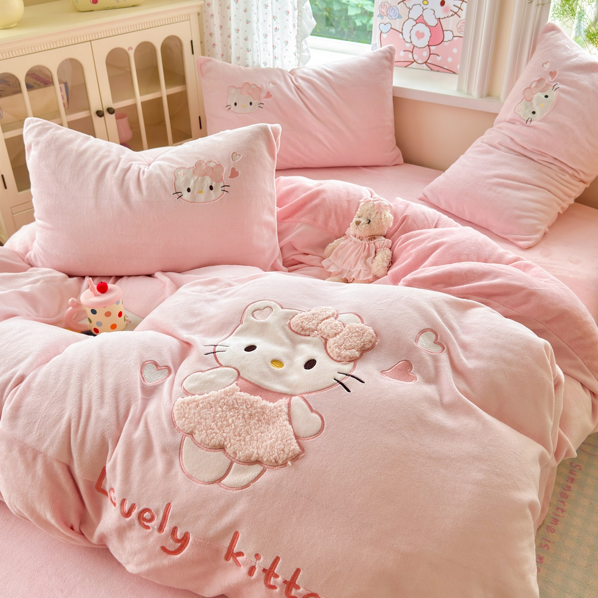 91家纺网 家纺一手货源 找家纺 卡诗兰 2025新款贴布绣牛奶绒四件套 粉糯kitty