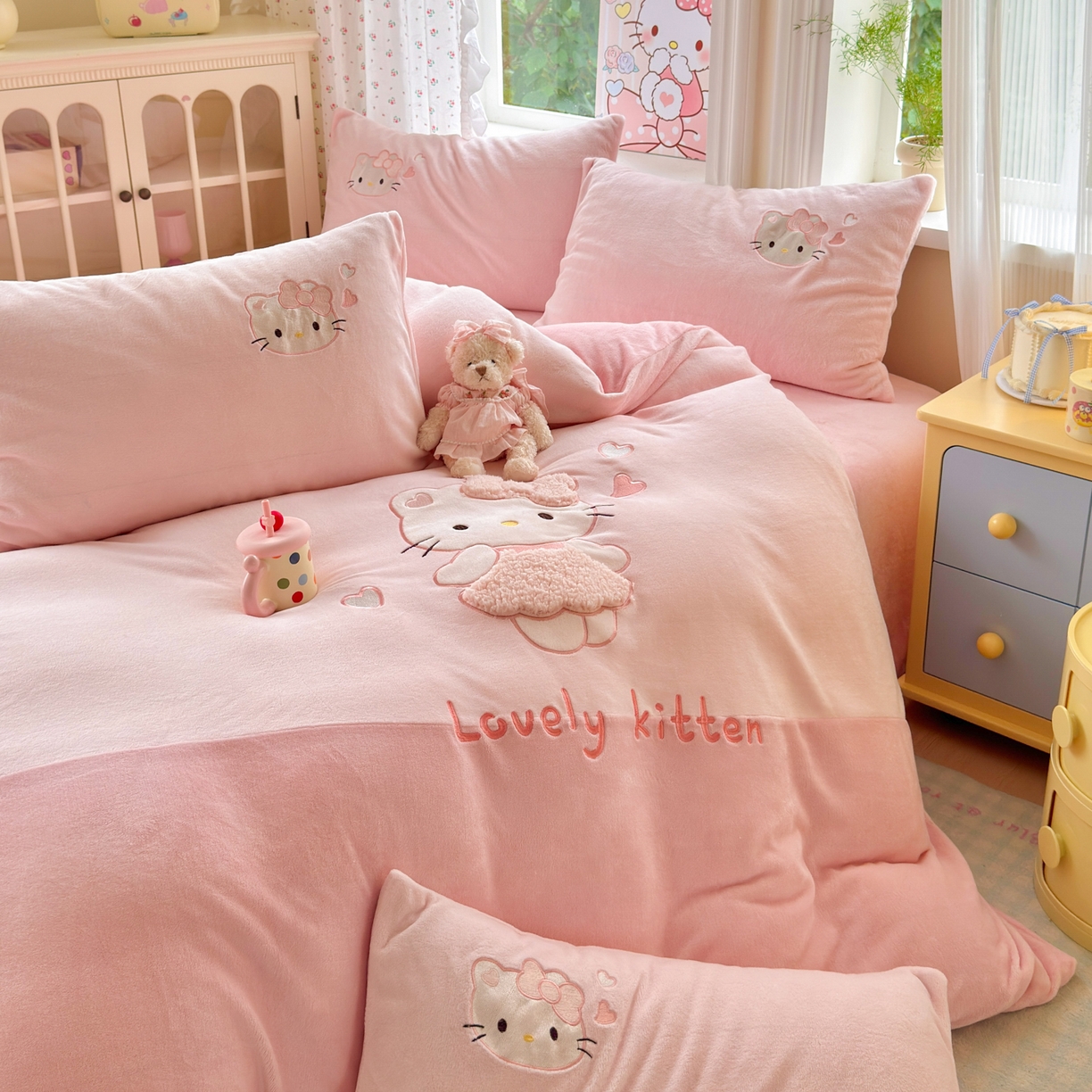 91家纺网 家纺一手货源 找家纺 卡诗兰 2025新款贴布绣牛奶绒四件套 粉糯kitty