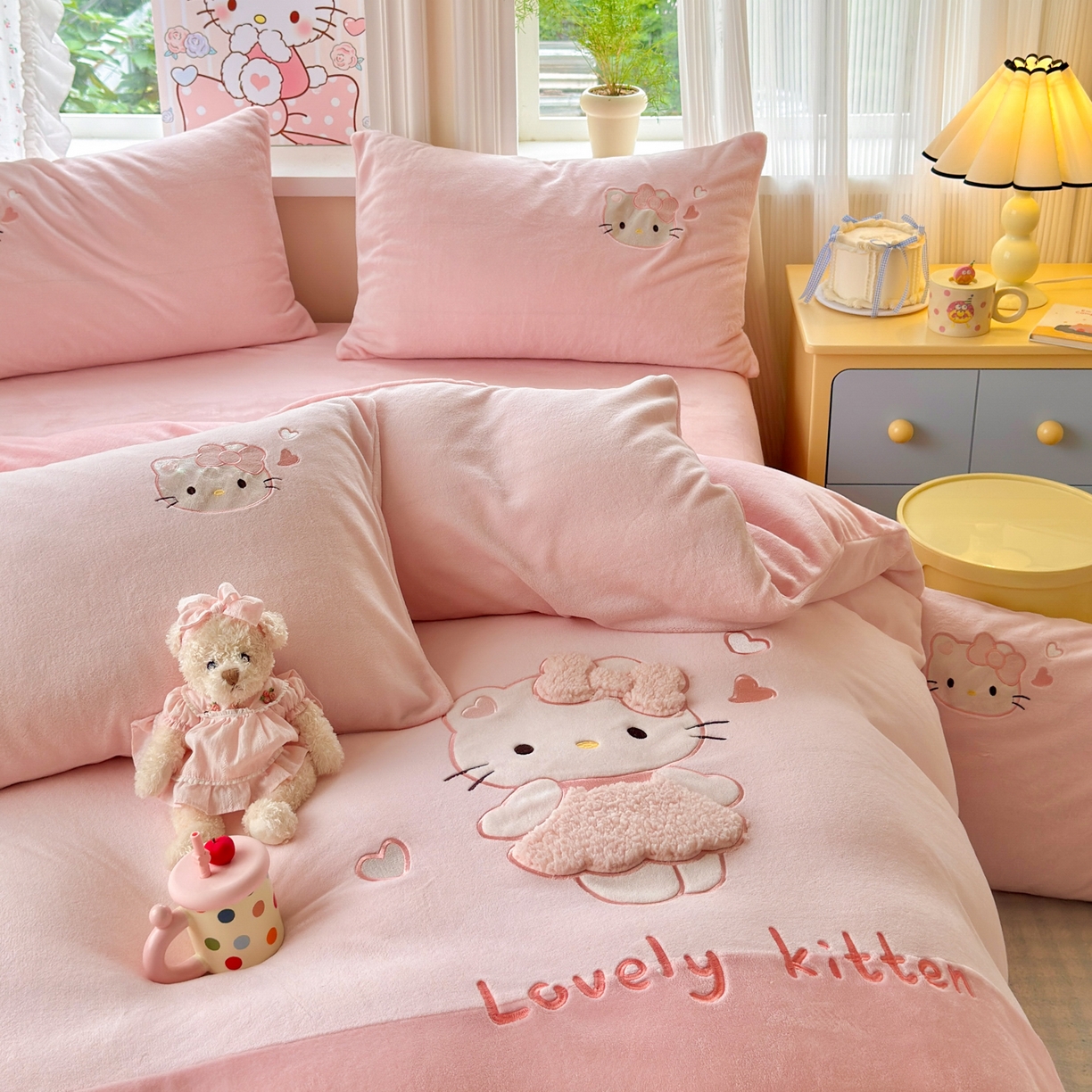 91家纺网 家纺一手货源 找家纺 卡诗兰 2025新款贴布绣牛奶绒四件套 粉糯kitty