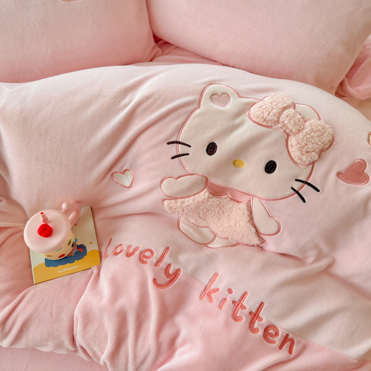 91家纺网 家纺一手货源 找家纺 卡诗兰 2025新款贴布绣牛奶绒四件套 粉糯kitty
