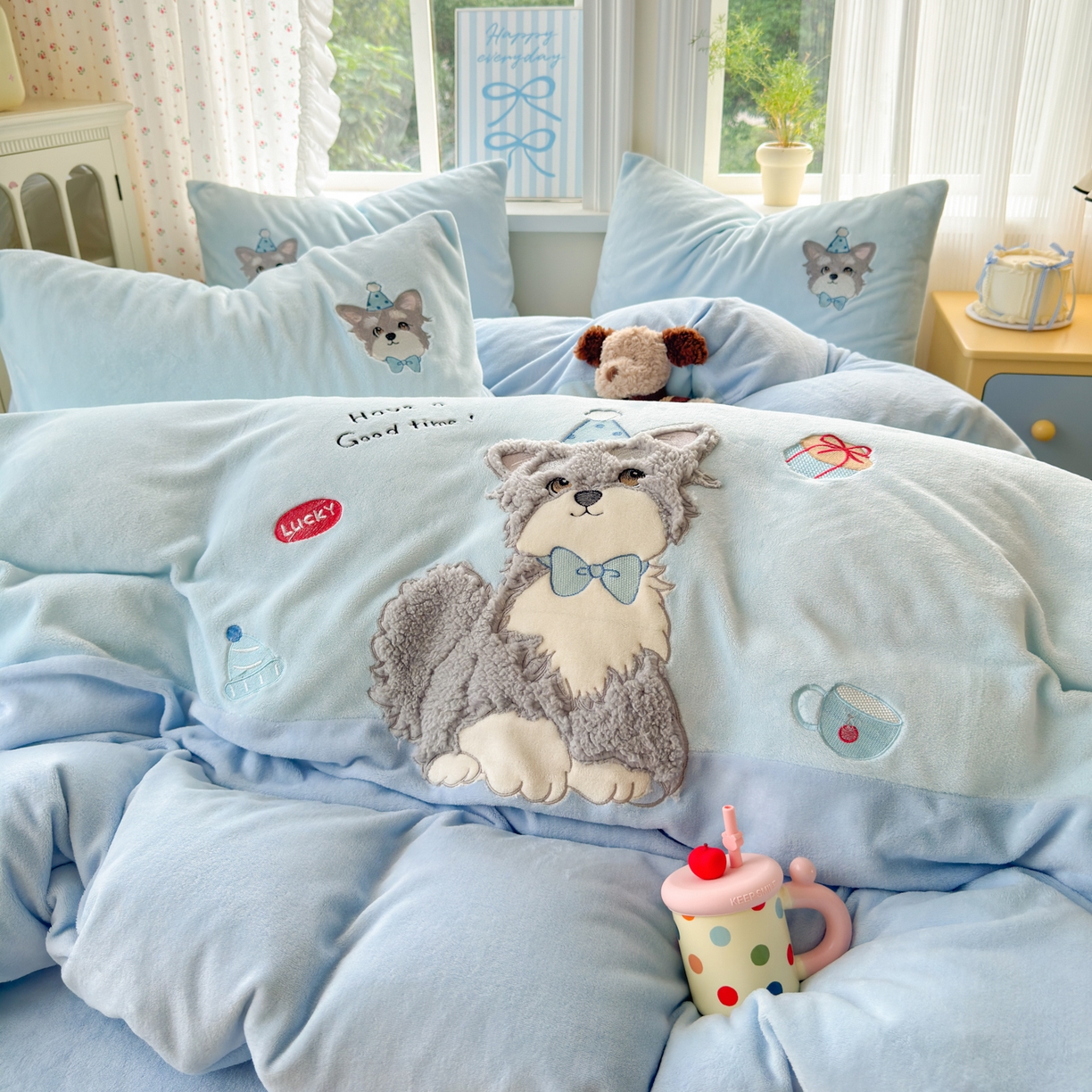 91家纺网 家纺一手货源 找家纺 卡诗兰 2025新款贴布绣牛奶绒四件套 查理狗