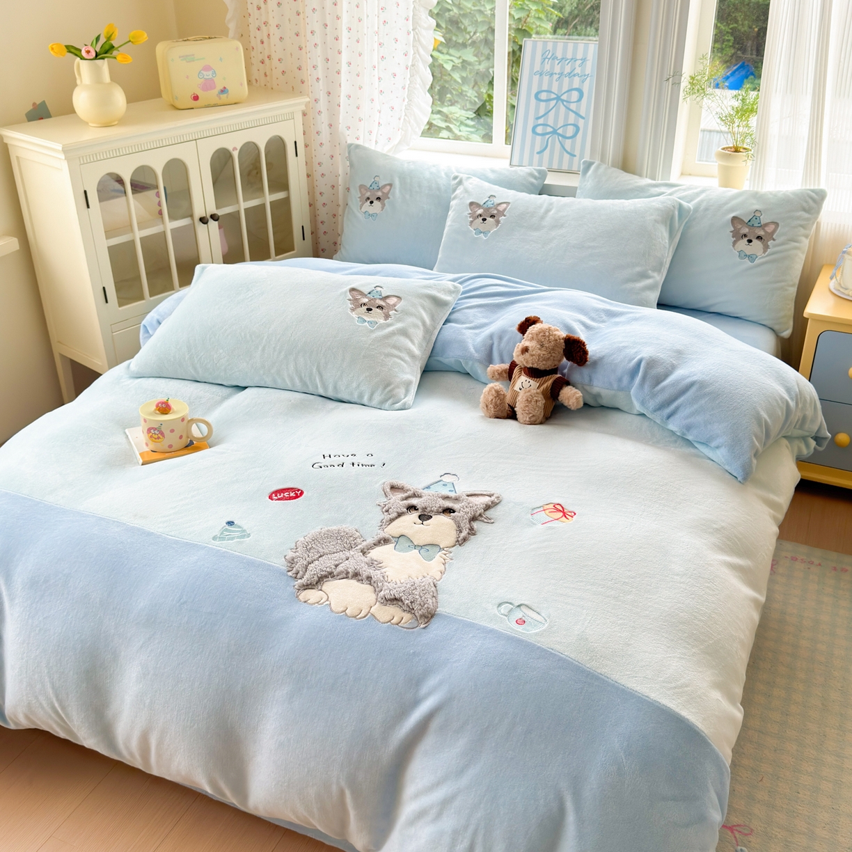 91家纺网 家纺一手货源 找家纺 卡诗兰 2025新款贴布绣牛奶绒四件套 查理狗