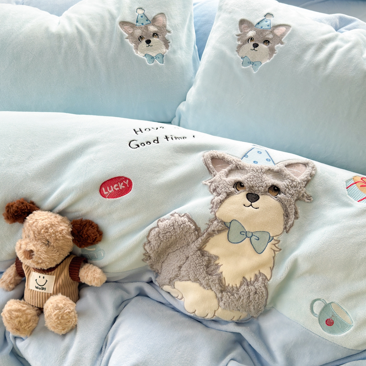 91家纺网 家纺一手货源 找家纺 卡诗兰 2025新款贴布绣牛奶绒四件套 查理狗