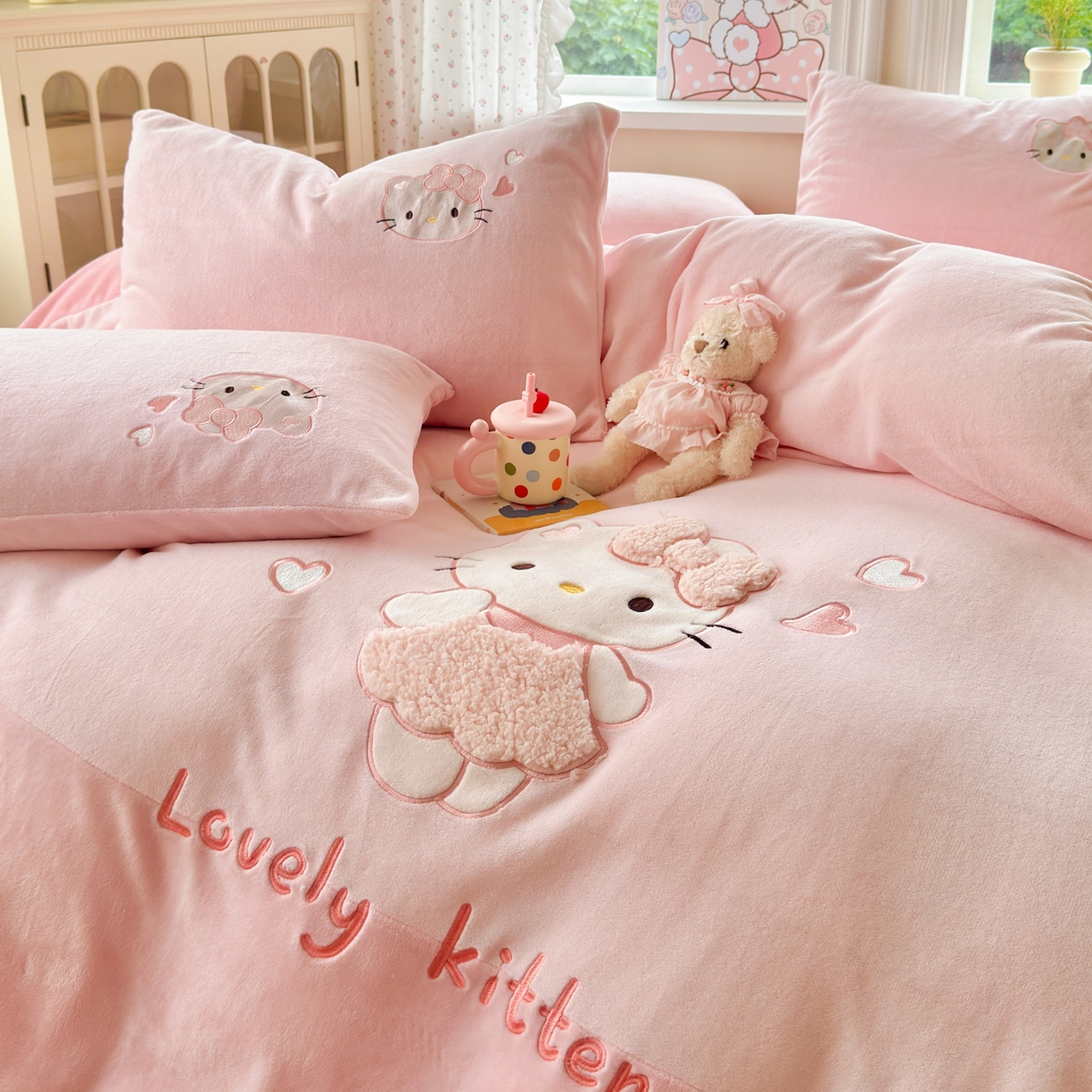 91家纺网 家纺一手货源 找家纺 卡诗兰 2025新款贴布绣牛奶绒四件套 粉糯kitty