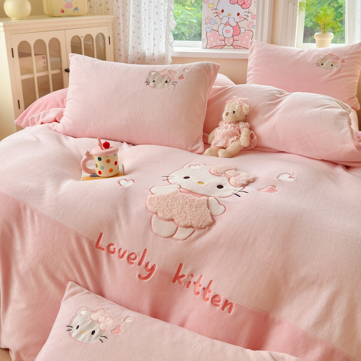 91家纺网 家纺一手货源 找家纺 卡诗兰 2025新款贴布绣牛奶绒四件套 粉糯kitty