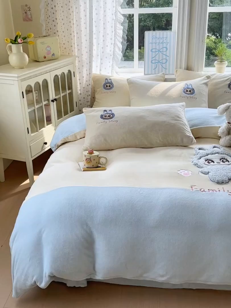 91家纺网 家纺一手货源 找家纺 卡诗兰 2025新款贴布绣牛奶绒四件套 皮皮布布
