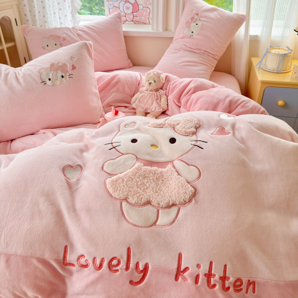 91家纺网 家纺一手货源 找家纺 卡诗兰 2025新款贴布绣牛奶绒四件套 粉糯kitty